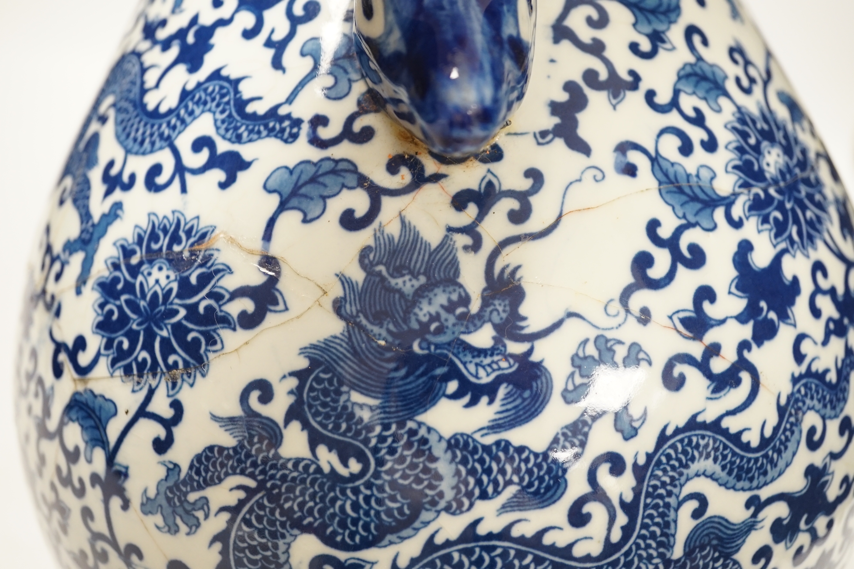 A Chinese blue and white hu vase with deer head handles, 29.5cm